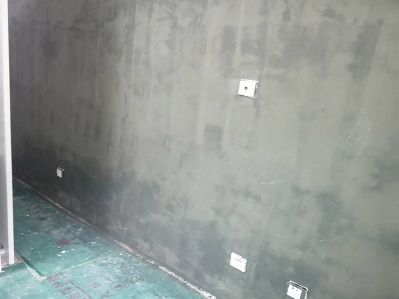 墻面膩?zhàn)隅P除翻新:在墻面翻新之前，一定要注意，必須把原來的膩?zhàn)尤跨P掉，露出最里面的水泥層，不過如果墻面出現(xiàn)大面積的空鼓、粉化現(xiàn)象，建議鏟除到磚層，這樣做雖然耗時(shí)耗力，但是能確保翻新之后的墻面耐用美觀。鏟過墻皮后需要批刮膩?zhàn)樱?dāng)然，選擇顆粒細(xì)度較高和質(zhì)地較硬的膩?zhàn)幼詈貌贿^，而且在膩?zhàn)又屑尤氚兹槟z還可以提高其硬度，然后我們檢查一下裂縫，出現(xiàn)裂縫可以用牛皮紙袋和白乳膠貼在裂縫上，在墻面找平時(shí)，一般用石膏對(duì)表面進(jìn)行修補(bǔ)并用砂紙打磨。一般老房子容易出現(xiàn)墻面發(fā)霉的狀況，尤其是潮濕氣候的地方更為嚴(yán)重，這時(shí)候在翻新時(shí)，做好防潮處理就顯得很重要了，在做衛(wèi)生間和廚房的墻面防潮處理的時(shí)候，一定要注意與防水區(qū)分開來，而且防潮應(yīng)該在墻面的水泥基面上做，不然是沒有效果的。