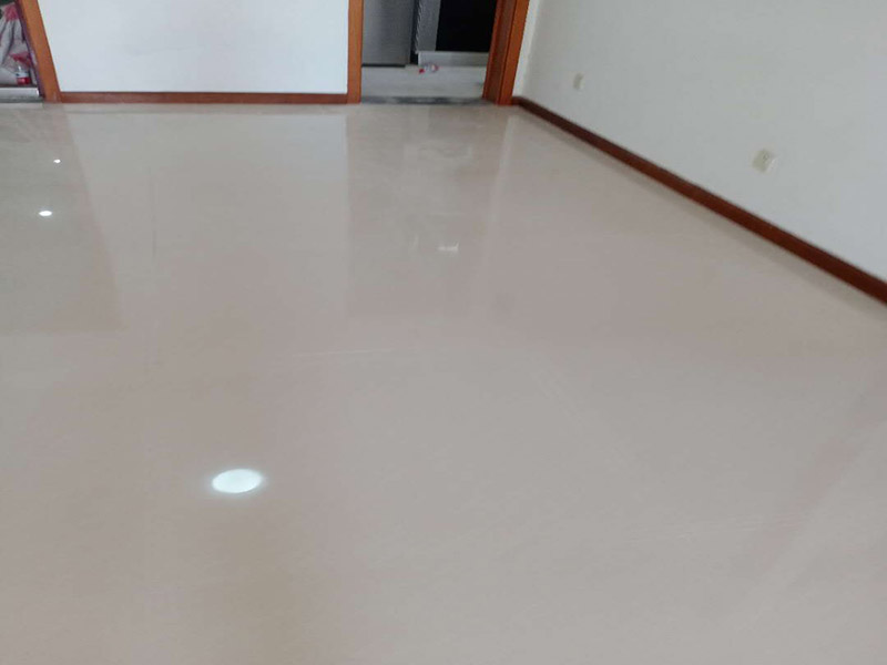 客廳瓷磚鋪貼裝修：首先將選購好的瓷磚清潔干凈，并在水中浸泡2個小時以上，瓷磚的浸泡是為了能讓瓷磚充分的吸收水分，避免在鋪貼完成之后吸取材料中的水分，而影響瓷磚與地面的粘貼度，造成起空鼓、脫落等現(xiàn)象，開始鋪貼瓷磚之前需要從水中取出并將便面的水分擦去，以便鋪貼。 設置輔助線在開始瓷磚進行鋪貼之前，需先在墻面上吊垂線，吊垂線是用來確定瓷磚與墻面的尺寸，再設置水平線，這樣能夠保證瓷磚鋪貼過程中保持橫平豎直的平整度。 順序鋪貼通常地磚的鋪貼都是由門窗邊或者陽臺開始的，保證從上到下，由左及右的順序行進，先用水潤曾找平層，再用鏟子將水泥抹在瓷磚的背面，再將瓷磚貼在地面，再用橡膠錘輕輕敲擊瓷磚，使水泥充滿墻面與瓷磚之間的空隙。