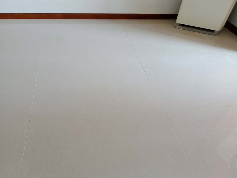 客廳瓷磚鋪貼裝修：首先將選購好的瓷磚清潔干凈，并在水中浸泡2個小時以上，瓷磚的浸泡是為了能讓瓷磚充分的吸收水分，避免在鋪貼完成之后吸取材料中的水分，而影響瓷磚與地面的粘貼度，造成起空鼓、脫落等現(xiàn)象，開始鋪貼瓷磚之前需要從水中取出并將便面的水分擦去，以便鋪貼。 設置輔助線在開始瓷磚進行鋪貼之前，需先在墻面上吊垂線，吊垂線是用來確定瓷磚與墻面的尺寸，再設置水平線，這樣能夠保證瓷磚鋪貼過程中保持橫平豎直的平整度。 順序鋪貼通常地磚的鋪貼都是由門窗邊或者陽臺開始的，保證從上到下，由左及右的順序行進，先用水潤曾找平層，再用鏟子將水泥抹在瓷磚的背面，再將瓷磚貼在地面，再用橡膠錘輕輕敲擊瓷磚，使水泥充滿墻面與瓷磚之間的空隙。