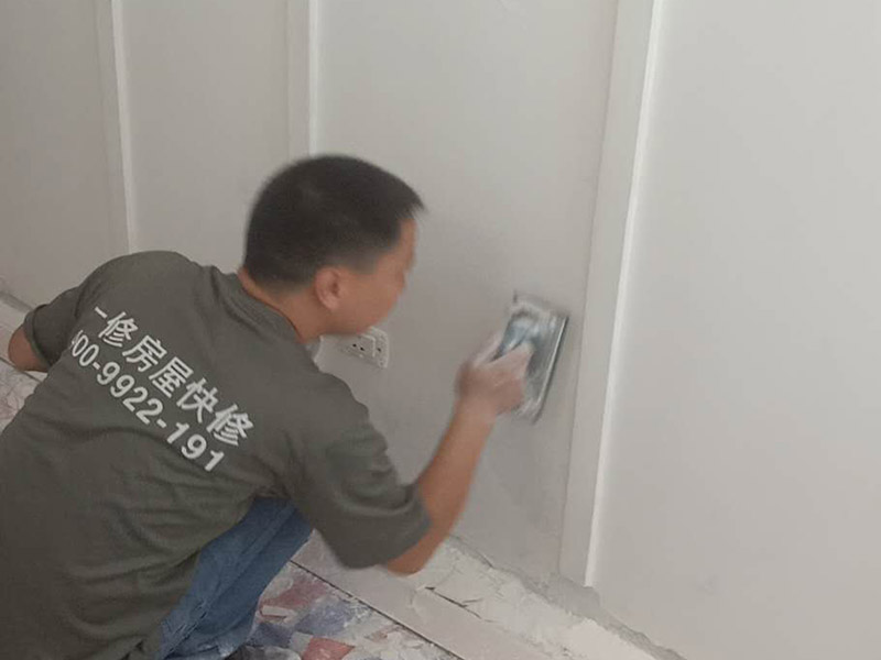 裝飾墻面刮膩?zhàn)诱移?刮膩?zhàn)訉Σ煌膲w有著不同的要求，像比較常見的混凝土的墻面，會出現(xiàn)一些氣孔與鼓起的現(xiàn)象，所以就要先把墻面修平整掉，磨平凸起處，填補(bǔ)凹陷處?；鶎幼龊锰幚砗螅瑝γ孢€是會有一些凹陷的地方，這個時候就可以用石膏膩?zhàn)觼硌a(bǔ)平。將石膏膩?zhàn)訅簩?shí)凹陷處，橫抹豎起的地方再重新刮一遍，這樣來確保墻面的平整。墻面上可能會有油污等這些東西，所以需要涂刷一下火堿水溶液，不過在涂刷時一定要注意，一邊涂刷一邊就要拿清水清洗墻面，這樣不僅可以加快一點(diǎn)速度，而且效果也好。刮膩?zhàn)又?，噴刷一遍粘結(jié)劑，就可以開始刮膩?zhàn)恿?。在刮膩?zhàn)拥臅r候注意，避免留下浮膩?zhàn)右约肮魏?，防止膩?zhàn)由险瓷匣覊m、砂礫等雜物，然后按照規(guī)范刮就可以了。