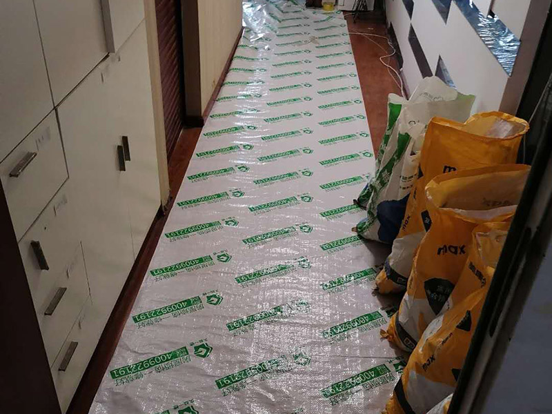 辦公室裝修走廊保護：辦公室裝修的水路改造相對來說比較少，電路是辦公室裝修工程較大的隱蔽工程部分，拆除工程后就應(yīng)該進行電路的放線施工。在電路放線前應(yīng)根據(jù)設(shè)計圖紙對場地進行測量及標線，實地畫出各功能區(qū)間，然后根據(jù)設(shè)計圖要求進行插座、照明等電路布點。 隔墻工程將前面3步做完后，第4步就是隔墻工程了，隔墻是辦公室裝修中較大的施工項目，這里所指的隔墻是磚砌墻或輕鋼龍骨石膏板隔墻，而如果采用成品高隔之類的新型材質(zhì)，其施工時間應(yīng)放在最后進行，因為先前如果進行安裝，后期的施工會對其進行損壞。