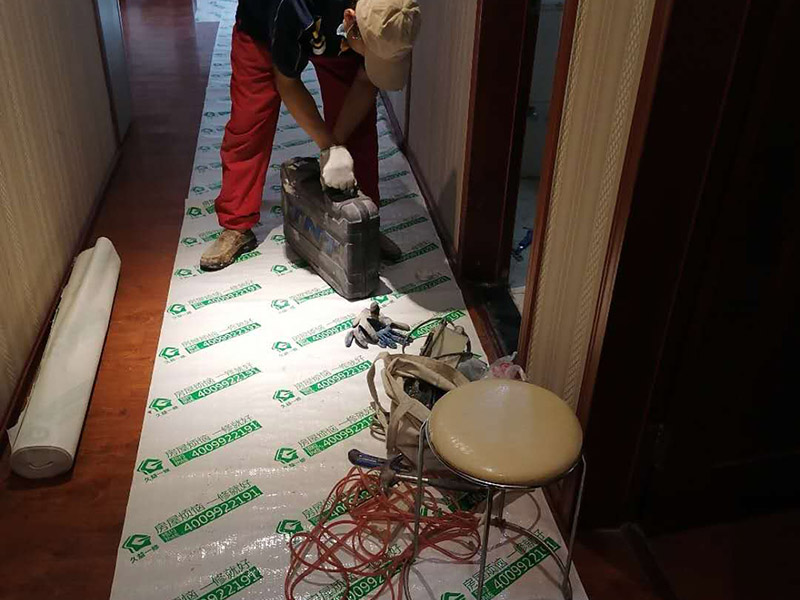 辦公室裝修走廊保護：辦公室裝修的水路改造相對來說比較少，電路是辦公室裝修工程較大的隱蔽工程部分，拆除工程后就應(yīng)該進行電路的放線施工。在電路放線前應(yīng)根據(jù)設(shè)計圖紙對場地進行測量及標線，實地畫出各功能區(qū)間，然后根據(jù)設(shè)計圖要求進行插座、照明等電路布點。 隔墻工程將前面3步做完后，第4步就是隔墻工程了，隔墻是辦公室裝修中較大的施工項目，這里所指的隔墻是磚砌墻或輕鋼龍骨石膏板隔墻，而如果采用成品高隔之類的新型材質(zhì)，其施工時間應(yīng)放在最后進行，因為先前如果進行安裝，后期的施工會對其進行損壞。