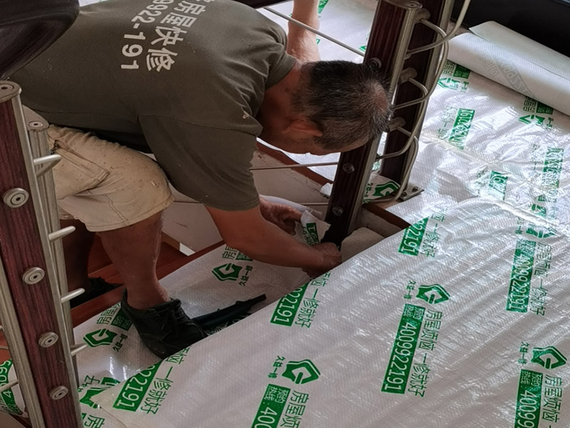 墻面翻新成品保護：家具搬放到房屋中央，對集中放置的家具進行整體保護，防止因墻面翻新而造成不必要的損壞；地板需要用專業(yè)的保護膜進行保護；對于不能移動的家具和家電，如空調(diào)等進行成品保護；尤其需要注意有插座、開關(guān)面板的位置，防止灰塵進入。 處理墻面出現(xiàn)的開裂、起翹等問題，若不做任何處理直接開始涂刷，使用專業(yè)的打磨機對墻面進行打磨處理，與一般打磨機不同的是，墻面打磨是無塵打磨，在打磨的過程中不會出現(xiàn)灰塵漫天的情況。