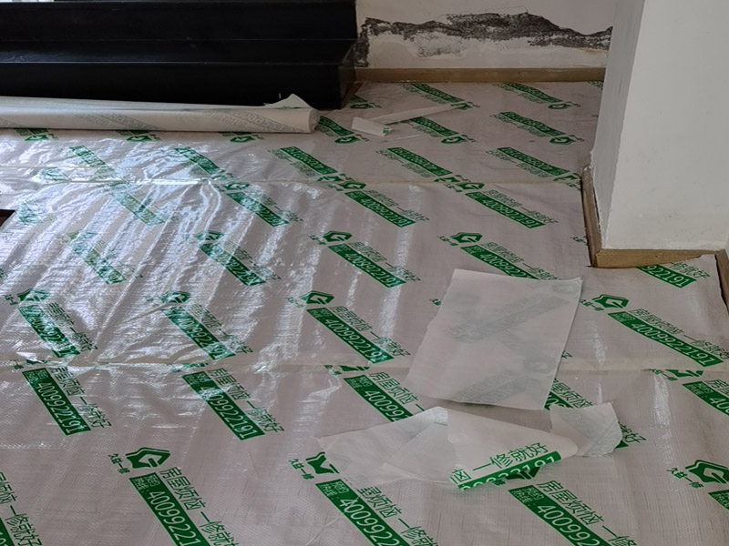 墻面翻新成品保護：家具搬放到房屋中央，對集中放置的家具進行整體保護，防止因墻面翻新而造成不必要的損壞；地板需要用專業(yè)的保護膜進行保護；對于不能移動的家具和家電，如空調(diào)等進行成品保護；尤其需要注意有插座、開關(guān)面板的位置，防止灰塵進入。 處理墻面出現(xiàn)的開裂、起翹等問題，若不做任何處理直接開始涂刷，使用專業(yè)的打磨機對墻面進行打磨處理，與一般打磨機不同的是，墻面打磨是無塵打磨，在打磨的過程中不會出現(xiàn)灰塵漫天的情況。