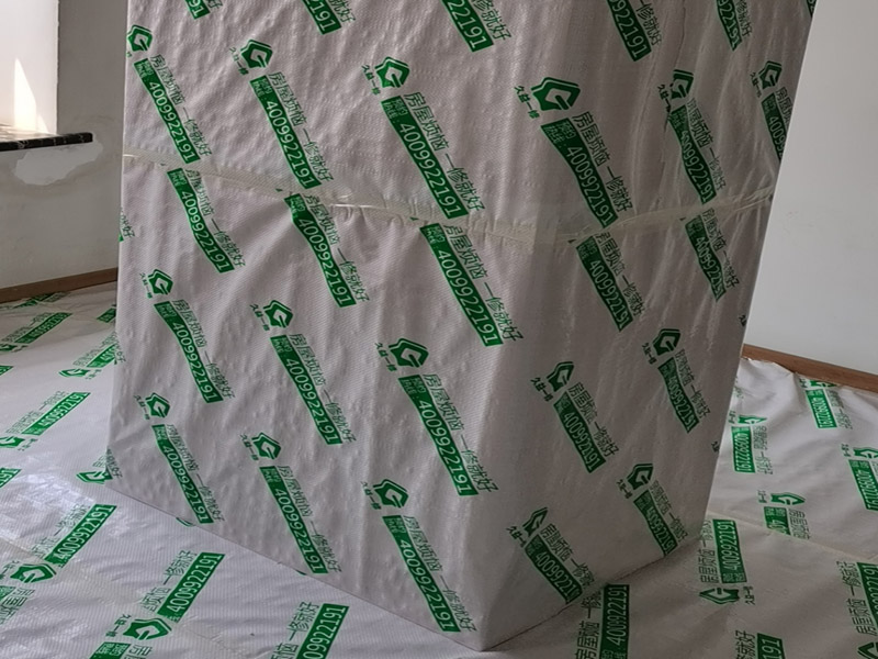 墻面翻新成品保護：家具搬放到房屋中央，對集中放置的家具進行整體保護，防止因墻面翻新而造成不必要的損壞；地板需要用專業(yè)的保護膜進行保護；對于不能移動的家具和家電，如空調(diào)等進行成品保護；尤其需要注意有插座、開關(guān)面板的位置，防止灰塵進入。 處理墻面出現(xiàn)的開裂、起翹等問題，若不做任何處理直接開始涂刷，使用專業(yè)的打磨機對墻面進行打磨處理，與一般打磨機不同的是，墻面打磨是無塵打磨，在打磨的過程中不會出現(xiàn)灰塵漫天的情況。