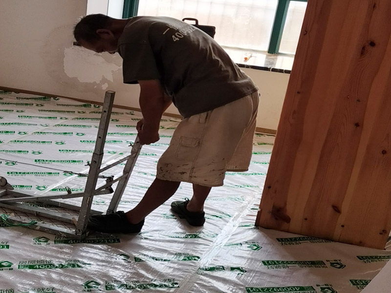 墻面翻新成品保護：家具搬放到房屋中央，對集中放置的家具進行整體保護，防止因墻面翻新而造成不必要的損壞；地板需要用專業(yè)的保護膜進行保護；對于不能移動的家具和家電，如空調(diào)等進行成品保護；尤其需要注意有插座、開關(guān)面板的位置，防止灰塵進入。 處理墻面出現(xiàn)的開裂、起翹等問題，若不做任何處理直接開始涂刷，使用專業(yè)的打磨機對墻面進行打磨處理，與一般打磨機不同的是，墻面打磨是無塵打磨，在打磨的過程中不會出現(xiàn)灰塵漫天的情況。