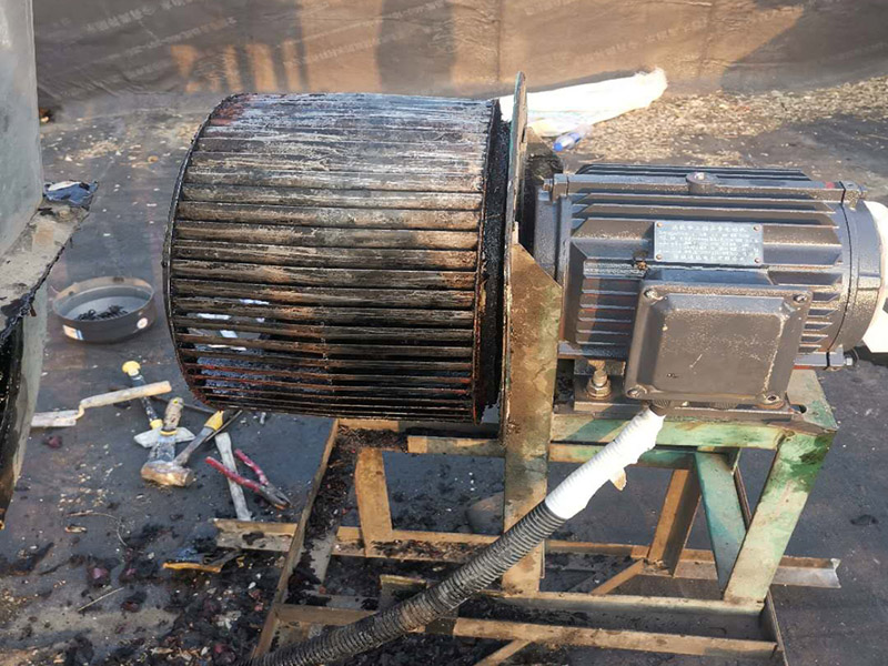 風(fēng)機(jī)電機(jī)翻新:更換風(fēng)機(jī)皮帶前應(yīng)先拉閘斷電，待風(fēng)機(jī)停穩(wěn)后再進(jìn)行操作。更換皮帶需兩人進(jìn)行作業(yè)，并保持現(xiàn)場(chǎng)有一定的光照強(qiáng)度。松動(dòng)靠近電機(jī)風(fēng)輪側(cè)的調(diào)節(jié)頂絲的固定裝置，調(diào)節(jié)電機(jī)表冷器側(cè)的調(diào)節(jié)頂絲 ，盡量減小風(fēng)機(jī)皮帶輪與電機(jī)皮帶輪之間的間距（如果一次調(diào)節(jié)皮帶輪之間的間距不夠小，可向前移動(dòng)電機(jī)表冷器側(cè)的調(diào)節(jié)裝置，繼續(xù)調(diào)節(jié)，直到合適為止）。