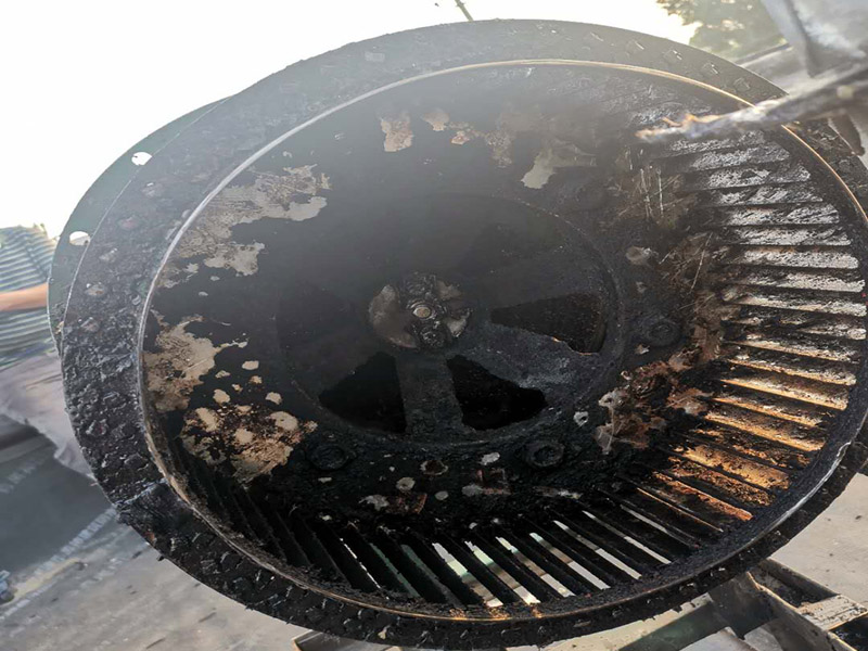 風(fēng)機(jī)電機(jī)翻新:更換風(fēng)機(jī)皮帶前應(yīng)先拉閘斷電，待風(fēng)機(jī)停穩(wěn)后再進(jìn)行操作。更換皮帶需兩人進(jìn)行作業(yè)，并保持現(xiàn)場(chǎng)有一定的光照強(qiáng)度。松動(dòng)靠近電機(jī)風(fēng)輪側(cè)的調(diào)節(jié)頂絲的固定裝置，調(diào)節(jié)電機(jī)表冷器側(cè)的調(diào)節(jié)頂絲 ，盡量減小風(fēng)機(jī)皮帶輪與電機(jī)皮帶輪之間的間距（如果一次調(diào)節(jié)皮帶輪之間的間距不夠小，可向前移動(dòng)電機(jī)表冷器側(cè)的調(diào)節(jié)裝置，繼續(xù)調(diào)節(jié)，直到合適為止）。