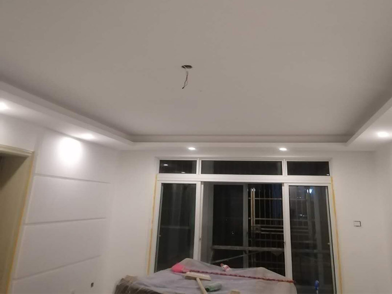 墻壁翻新裝修：首先在做翻新的時(shí)候一定要把之前的墻面給處理干凈，粉化嚴(yán)重的一定要鏟除干凈。由于之前的墻面有刷過(guò)油漆和乳膠漆，所在做完鏟除后一定要做打磨處理，將原來(lái)墻體上的結(jié)實(shí)的表皮及浮沉全部清理掉，如果說(shuō)墻體出現(xiàn)小部分的凹陷以及裂縫的話可以用膩?zhàn)由晕⑻钛a(bǔ)一下。清理干凈的墻面一定要刷一道底漆，墻面底漆的主要作用就是抗堿防潮、封固基材、保護(hù)面漆、提高面漆的質(zhì)量以及遮蓋力。上面漆之前要裝油漆按照漆桶的說(shuō)明配比及涂刷，要準(zhǔn)備足夠的量，保證顏色的相同，不要因?yàn)榱可偃绷亢髞?lái)進(jìn)行后補(bǔ)，這樣很容易發(fā)生色差的問(wèn)題。刷面漆時(shí)要選擇質(zhì)量好的刷漆滾筒，這樣刷出來(lái)的質(zhì)地才會(huì)更加的均勻好看。