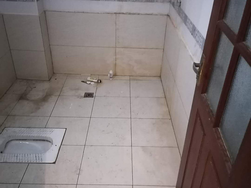 衛(wèi)生間裝修:首先要做得就是衛(wèi)生間的水電改造，在設(shè)計(jì)的時(shí)候，建議結(jié)合水路、電路的安全考慮，而且在設(shè)計(jì)的時(shí)候主要與實(shí)用性為主，把防水和電路做好，不然后期出現(xiàn)問(wèn)題就比較麻煩了，防止安全隱患的發(fā)生?；A(chǔ)工程完了以后，就開(kāi)始做表面主體工程的裝修了，主要包括墻面、地面和頂面的裝修，就是鋪墻磚、貼地磚和做吊頂這些的施工。在施工的時(shí)候按照嚴(yán)格的標(biāo)準(zhǔn)來(lái)做，才達(dá)得到預(yù)期的效果。硬裝部分施工完成之后，就可以完善配套的設(shè)施了，這個(gè)步驟也是關(guān)乎到一個(gè)衛(wèi)生間的品質(zhì)問(wèn)題。其配套設(shè)備包括了潔具衛(wèi)浴用品，有馬桶、淋浴五金、浴霸、浴室柜等等設(shè)備，都需要全面配套到位才好。