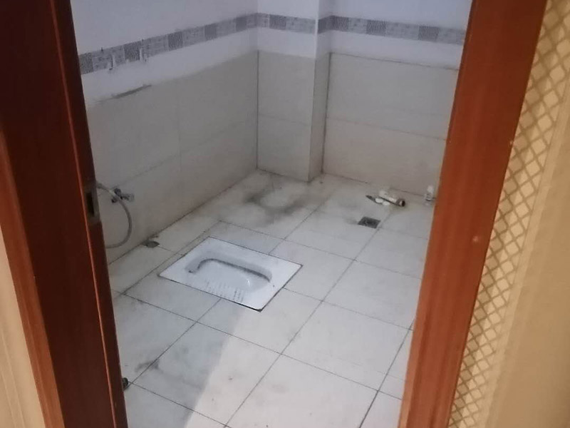 衛(wèi)生間裝修:首先要做得就是衛(wèi)生間的水電改造，在設(shè)計(jì)的時(shí)候，建議結(jié)合水路、電路的安全考慮，而且在設(shè)計(jì)的時(shí)候主要與實(shí)用性為主，把防水和電路做好，不然后期出現(xiàn)問(wèn)題就比較麻煩了，防止安全隱患的發(fā)生?；A(chǔ)工程完了以后，就開(kāi)始做表面主體工程的裝修了，主要包括墻面、地面和頂面的裝修，就是鋪墻磚、貼地磚和做吊頂這些的施工。在施工的時(shí)候按照嚴(yán)格的標(biāo)準(zhǔn)來(lái)做，才達(dá)得到預(yù)期的效果。硬裝部分施工完成之后，就可以完善配套的設(shè)施了，這個(gè)步驟也是關(guān)乎到一個(gè)衛(wèi)生間的品質(zhì)問(wèn)題。其配套設(shè)備包括了潔具衛(wèi)浴用品，有馬桶、淋浴五金、浴霸、浴室柜等等設(shè)備，都需要全面配套到位才好。