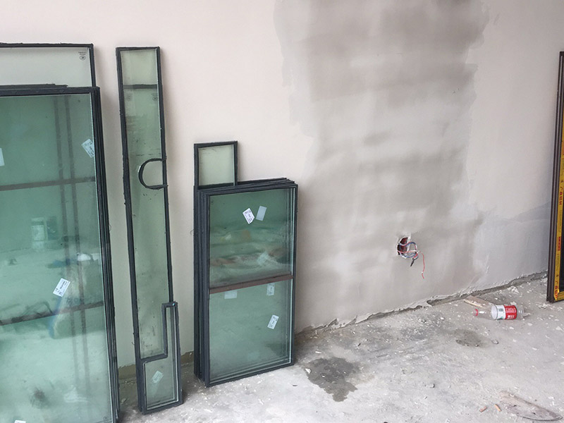 窗戶安裝維修：先測(cè)量好窗洞的尺寸，根據(jù)尺寸來購(gòu)買合適的窗框和窗扇，接下來做好窗洞清潔，將窗框用膨脹螺栓固定在窗洞上，固定好后測(cè)量?jī)蓷l對(duì)角線，數(shù)據(jù)要一致才能確保安裝平整，然后用塑料泡沫填充窗框與墻之間縫隙做好密封，最后將窗扇和其他配件安裝好即可。