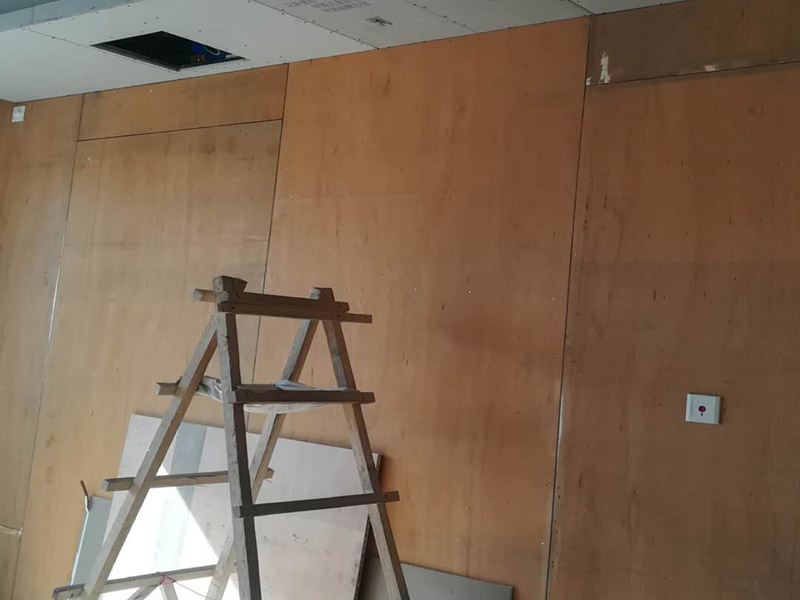 電視背景墻隔斷安裝:隔斷是劃分空間的貼心能手，而電視墻又是家中必備，電視墻與隔斷，它們并不是不相往來的獨(dú)立者，大可以合二為一，而這樣一個精心策劃的結(jié)合，帶來的是意想不到的滿意結(jié)果，電視墻隔斷設(shè)計解決了各種各樣的空間難題。將電視墻隔斷設(shè)計作為家中一個空間劃分的助手是近幾年的一個熱潮，電視墻隔斷既不會造成空間的堵塞也起到了一個過渡的作用，既美觀也達(dá)到了目的。