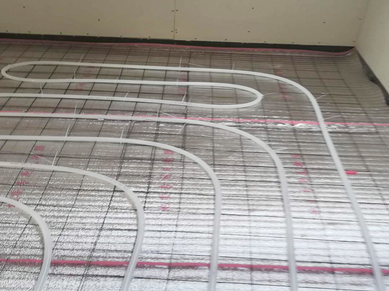 地暖安裝布線：在墻上劃線確定分集水器安裝位置及標(biāo)高，將分集水器以水平方向按圖紙尺寸要求固定于墻壁上，用膨脹螺栓固定好，安裝要牢固，安裝完后與供回水主干管對(duì)接。保溫板鋪設(shè)要平整，切割整齊，相互聯(lián)接縫要緊密，整板放在四周，切割板放在中間，鋪設(shè)時(shí)要注意的保溫板平整度，高差不允許超過(guò)正負(fù)5MM，縫隙不大于5MM。 地暖管應(yīng)按設(shè)計(jì)圖紙標(biāo)定的管間距和走向敷設(shè)，應(yīng)保持平直，并用塑料卡釘按照?qǐng)D紙將管材固定于擠塑板上或用綁帶固定在鋼絲網(wǎng)上。安裝間斷或完畢時(shí)，敞口處應(yīng)隨時(shí)封堵。地暖管切割，應(yīng)采用專用工具；切口應(yīng)平整，斷口面應(yīng)垂直管軸線。