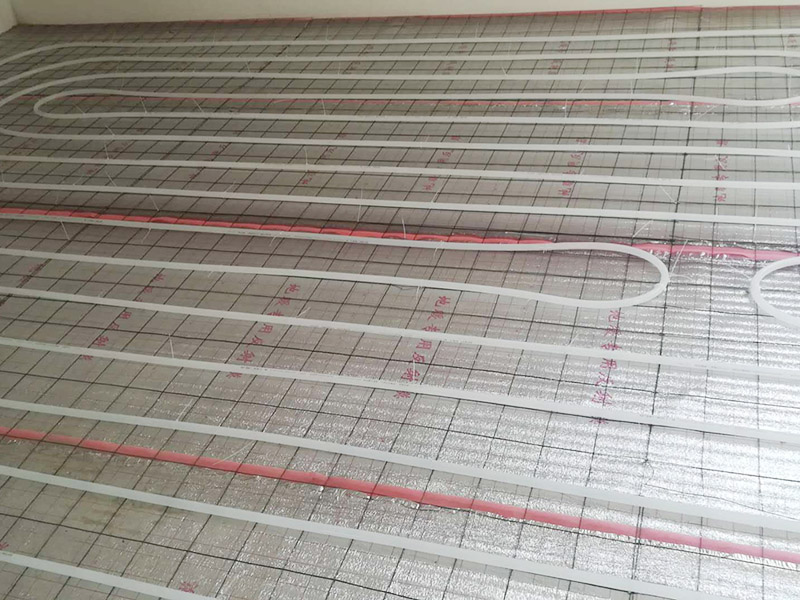 地暖安裝布線：在墻上劃線確定分集水器安裝位置及標(biāo)高，將分集水器以水平方向按圖紙尺寸要求固定于墻壁上，用膨脹螺栓固定好，安裝要牢固，安裝完后與供回水主干管對(duì)接。保溫板鋪設(shè)要平整，切割整齊，相互聯(lián)接縫要緊密，整板放在四周，切割板放在中間，鋪設(shè)時(shí)要注意的保溫板平整度，高差不允許超過(guò)正負(fù)5MM，縫隙不大于5MM。 地暖管應(yīng)按設(shè)計(jì)圖紙標(biāo)定的管間距和走向敷設(shè)，應(yīng)保持平直，并用塑料卡釘按照?qǐng)D紙將管材固定于擠塑板上或用綁帶固定在鋼絲網(wǎng)上。安裝間斷或完畢時(shí)，敞口處應(yīng)隨時(shí)封堵。地暖管切割，應(yīng)采用專用工具；切口應(yīng)平整，斷口面應(yīng)垂直管軸線。