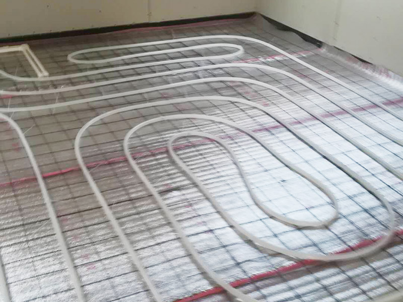 地暖安裝布線：在墻上劃線確定分集水器安裝位置及標(biāo)高，將分集水器以水平方向按圖紙尺寸要求固定于墻壁上，用膨脹螺栓固定好，安裝要牢固，安裝完后與供回水主干管對(duì)接。保溫板鋪設(shè)要平整，切割整齊，相互聯(lián)接縫要緊密，整板放在四周，切割板放在中間，鋪設(shè)時(shí)要注意的保溫板平整度，高差不允許超過(guò)正負(fù)5MM，縫隙不大于5MM。 地暖管應(yīng)按設(shè)計(jì)圖紙標(biāo)定的管間距和走向敷設(shè)，應(yīng)保持平直，并用塑料卡釘按照?qǐng)D紙將管材固定于擠塑板上或用綁帶固定在鋼絲網(wǎng)上。安裝間斷或完畢時(shí)，敞口處應(yīng)隨時(shí)封堵。地暖管切割，應(yīng)采用專用工具；切口應(yīng)平整，斷口面應(yīng)垂直管軸線。