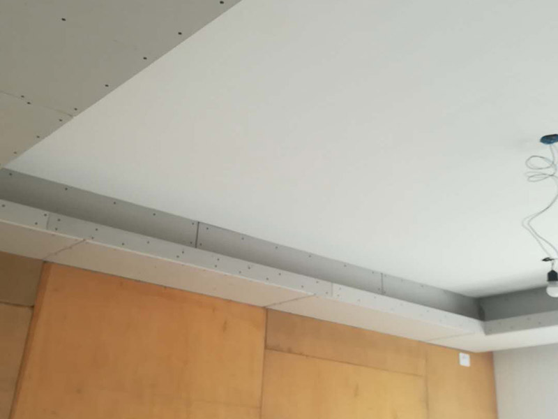 吊頂安裝方案：1、首先要確定吊頂?shù)某叽?，并在天花板上固定好位?2、將訂做好的骨架安裝在天花板上，同時(shí)打上水平線進(jìn)行固定;3、固定石膏板，可以用十字架托著，并使用螺絲進(jìn)行固定;4、美化安裝好的吊頂，如接縫處貼紗布，吊頂邊緣固定裝飾線條。