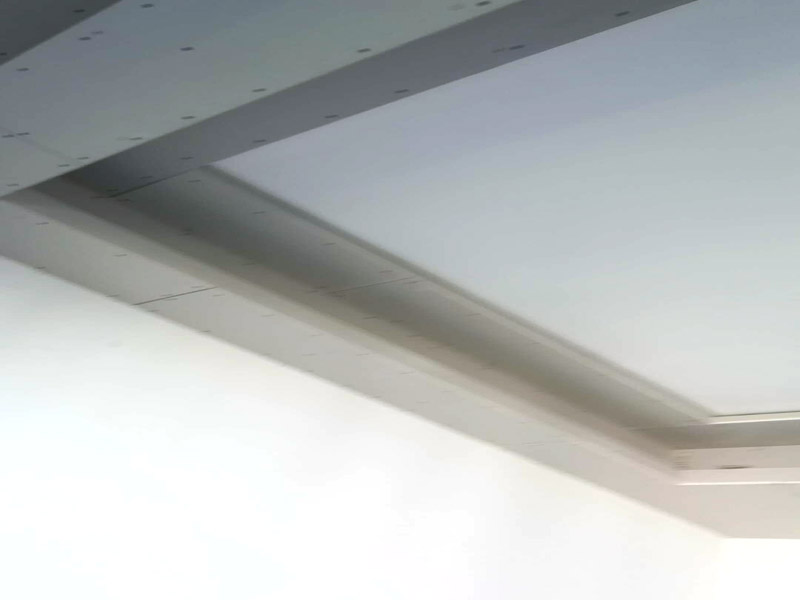 吊頂安裝方案：1、首先要確定吊頂?shù)某叽?，并在天花板上固定好位?2、將訂做好的骨架安裝在天花板上，同時(shí)打上水平線進(jìn)行固定;3、固定石膏板，可以用十字架托著，并使用螺絲進(jìn)行固定;4、美化安裝好的吊頂，如接縫處貼紗布，吊頂邊緣固定裝飾線條。