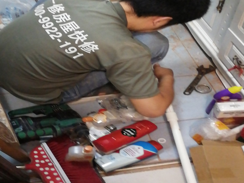 上水管改明管施工：水管走明管就是在裝修的時(shí)候?qū)⑺苈懵对谕狻Ｐl(wèi)生間水管走明管更加直觀，假如日后水管出現(xiàn)質(zhì)量問題，可以及時(shí)會(huì)發(fā)現(xiàn)，更利于維修更換，而且維修起來不用大動(dòng)干戈，沒有那么費(fèi)事。 南方地區(qū)由于氣候潮濕，暗管反而容易潮濕復(fù)式，可以考慮做明管，但做明管時(shí)一定要把暗管全部放棄不用。 做明管要用固定卡座來固定管道，用脹塞式膨脹栓固定卡座，10年也不會(huì)壞。