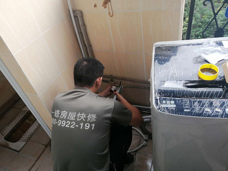 水管改造維修：水路改造時候，管線和彎頭對接的角度一定要是90度，否則會造成彎頭連接的兩邊管線的壁厚不一樣，壁厚相對較薄的地方就可能因為受力不均勻，在自來水的壓力下，出現(xiàn)滲漏的危險。 在安裝水路管線時，可能會出現(xiàn)管線不夠長，中間需要裝用直接或管箍等將幾根管線連接起來。對于地下埋的管線來說，盡量不要有接點，多一個接點就多一份滲漏的問題，如果另外一邊的直接沒有漏就盡量不要換，以免更換后，原本沒有滲漏的接頭反而出現(xiàn)了滲透危險。