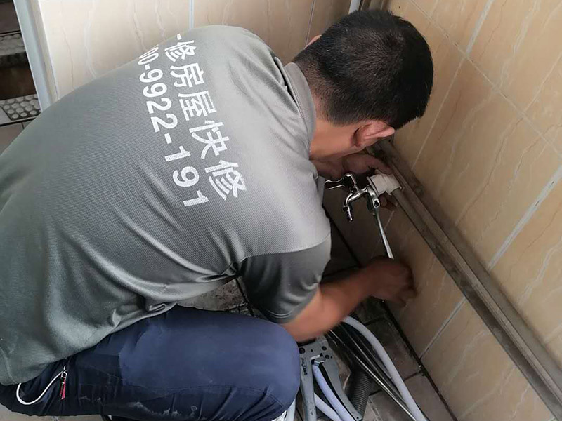 水管改造維修：水路改造時候，管線和彎頭對接的角度一定要是90度，否則會造成彎頭連接的兩邊管線的壁厚不一樣，壁厚相對較薄的地方就可能因為受力不均勻，在自來水的壓力下，出現(xiàn)滲漏的危險。 在安裝水路管線時，可能會出現(xiàn)管線不夠長，中間需要裝用直接或管箍等將幾根管線連接起來。對于地下埋的管線來說，盡量不要有接點，多一個接點就多一份滲漏的問題，如果另外一邊的直接沒有漏就盡量不要換，以免更換后，原本沒有滲漏的接頭反而出現(xiàn)了滲透危險。