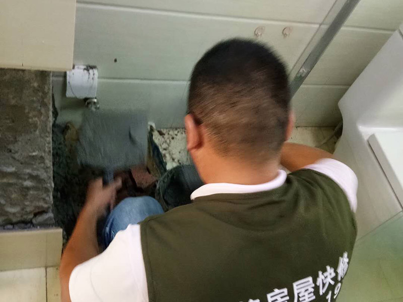 衛(wèi)生間瓷磚修補：1、把瓷磚脫落地方的舊水泥清干凈。 2、把瓷磚泡幾分鐘，再拿水泥浸到和豆油一樣的程度。 3、把瓷磚拿出來把表面上的水晾干，然后把水泥均勻涂在瓷磚上 （厚度和原來的水泥漿差不多就行） 4 、用木頭敲平就行。 墻面瓷磚一旦脫落，首先要檢查原因。通常情況下，如果脫落的墻磚水泥砂漿層與墻面之間很牢固，那么就將四周松動的墻磚也一同起下來，與原先脫落的磚一起修補。