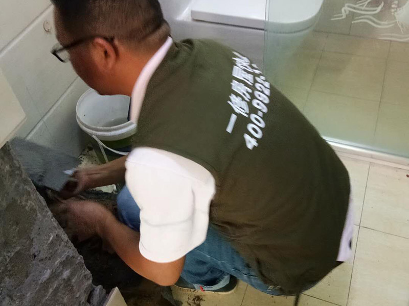 衛(wèi)生間瓷磚修補：1、把瓷磚脫落地方的舊水泥清干凈。 2、把瓷磚泡幾分鐘，再拿水泥浸到和豆油一樣的程度。 3、把瓷磚拿出來把表面上的水晾干，然后把水泥均勻涂在瓷磚上 （厚度和原來的水泥漿差不多就行） 4 、用木頭敲平就行。 墻面瓷磚一旦脫落，首先要檢查原因。通常情況下，如果脫落的墻磚水泥砂漿層與墻面之間很牢固，那么就將四周松動的墻磚也一同起下來，與原先脫落的磚一起修補。