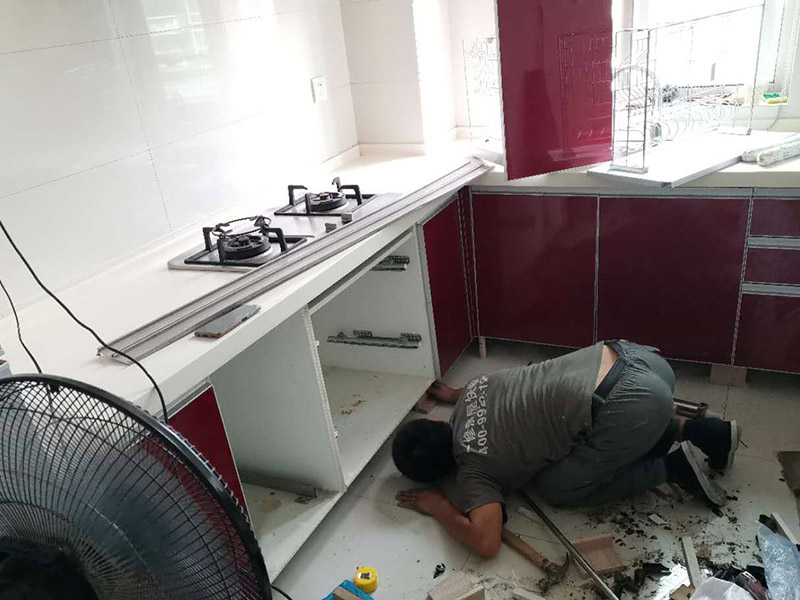 廚房櫥柜門(mén)安裝維修：先要固定好頂軌，軌道前飾面與柜櫥表面在同一平面，上下軌平放在預(yù)留位置;然后把兩扇門(mén)裝入軌道內(nèi)，使用水平尺或直尺測(cè)量門(mén)體垂直度，調(diào)整上下軌位置并固定好;再次檢查門(mén)體是不是與兩側(cè)平行，我們可以通過(guò)調(diào)節(jié)底輪來(lái)調(diào)節(jié)門(mén)體，達(dá)到邊框與兩側(cè)水平;最后將防跳裝置固定好。