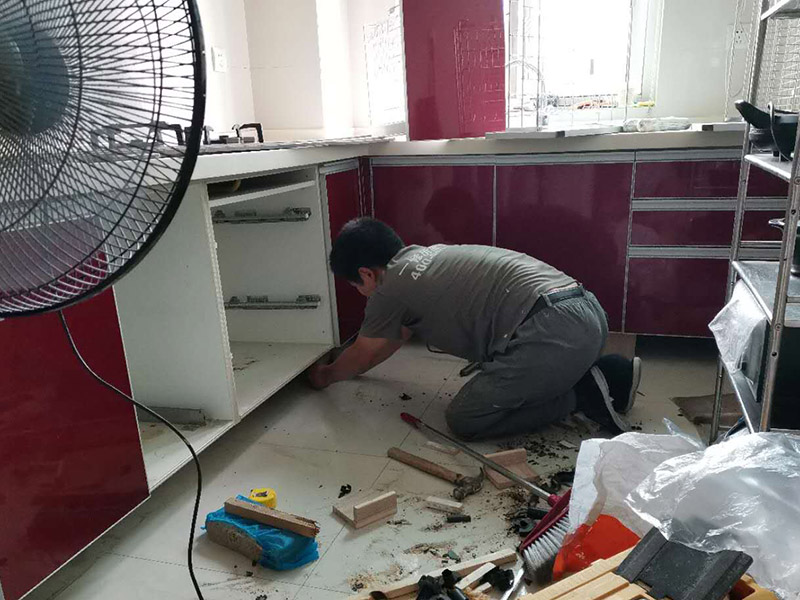 廚房櫥柜門(mén)安裝維修：先要固定好頂軌，軌道前飾面與柜櫥表面在同一平面，上下軌平放在預(yù)留位置;然后把兩扇門(mén)裝入軌道內(nèi)，使用水平尺或直尺測(cè)量門(mén)體垂直度，調(diào)整上下軌位置并固定好;再次檢查門(mén)體是不是與兩側(cè)平行，我們可以通過(guò)調(diào)節(jié)底輪來(lái)調(diào)節(jié)門(mén)體，達(dá)到邊框與兩側(cè)水平;最后將防跳裝置固定好。