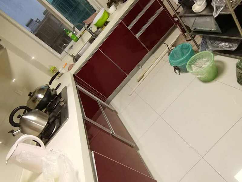 廚房櫥柜門(mén)安裝維修：先要固定好頂軌，軌道前飾面與柜櫥表面在同一平面，上下軌平放在預(yù)留位置;然后把兩扇門(mén)裝入軌道內(nèi)，使用水平尺或直尺測(cè)量門(mén)體垂直度，調(diào)整上下軌位置并固定好;再次檢查門(mén)體是不是與兩側(cè)平行，我們可以通過(guò)調(diào)節(jié)底輪來(lái)調(diào)節(jié)門(mén)體，達(dá)到邊框與兩側(cè)水平;最后將防跳裝置固定好。