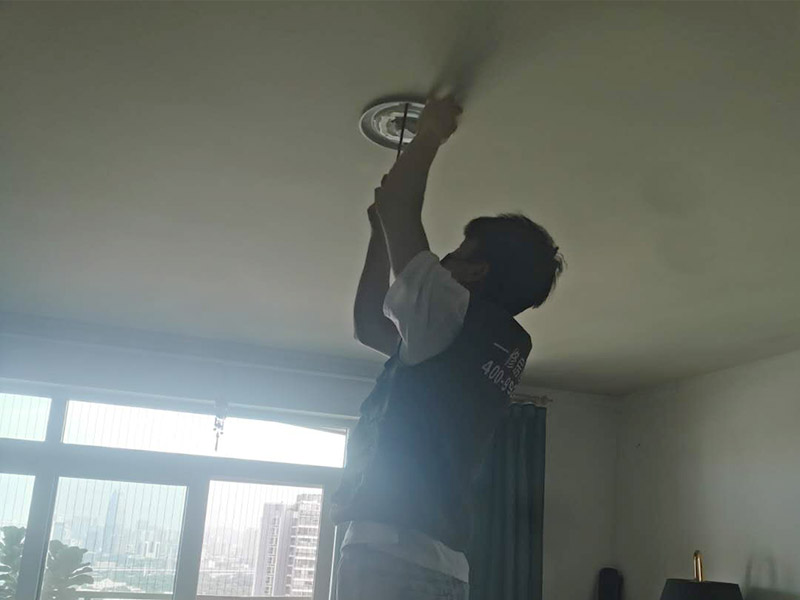 燈具安裝維修：打孔前確定安裝燈具的地方是橡膠板還是樓板，如果是帶孔的樓板，那么在打孔前注意選點，不要把孔打在樓板空的部位，否則安裝的燈具會不牢固；如果是橡膠板，只需量好尺寸即可。 燈要裝在正中央。如果是在客廳裝燈，可以通過借助電視機的中心點來確定燈具的安裝位置。 安裝燈具前必須依照安裝圖清點各種配件。配件缺失或是不吻合就無法安裝。 安裝時先確認(rèn)墻內(nèi)預(yù)埋的電線線路走向，不能在安裝時打到電線。一旦碰到線路，不僅無法順利安裝，還要對線路進行維修。 安裝前檢查線路是否正常。