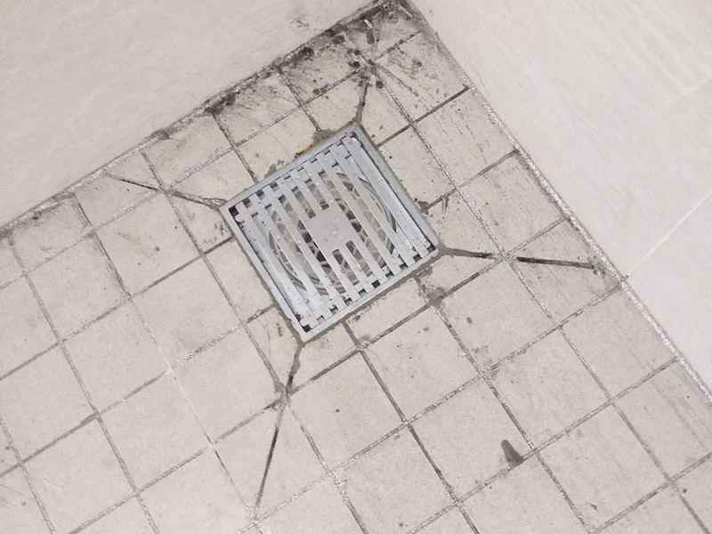 地漏更換安裝：拿起子和鉗子，把原來的地漏完全取出來，并清除周邊的水泥，清理沙粒、水泥等雜物。清除干凈后，用紙巾把水吸干凈，用抹布清理管道口，清理完成后取出抹布，放入地漏檢查地漏高低是否合適。清理干凈后，取適量的防滲水材料并和拌均勻，這里最好用防漏水的水泥，否則水有可能會滲入下一層。然后把和拌均勻的防漏水的水泥涂抹到凹槽及新地漏的周邊，等2分鐘，把地漏放入凹槽，注意平整，最后第1-2毫米。把蘸過水的過濾軸放入地漏底座，并適當(dāng)?shù)男D(zhuǎn)使過濾軸周邊的硅膠與底座充分結(jié)合，并放上過濾網(wǎng)，并打掃地漏周邊。更換完成。