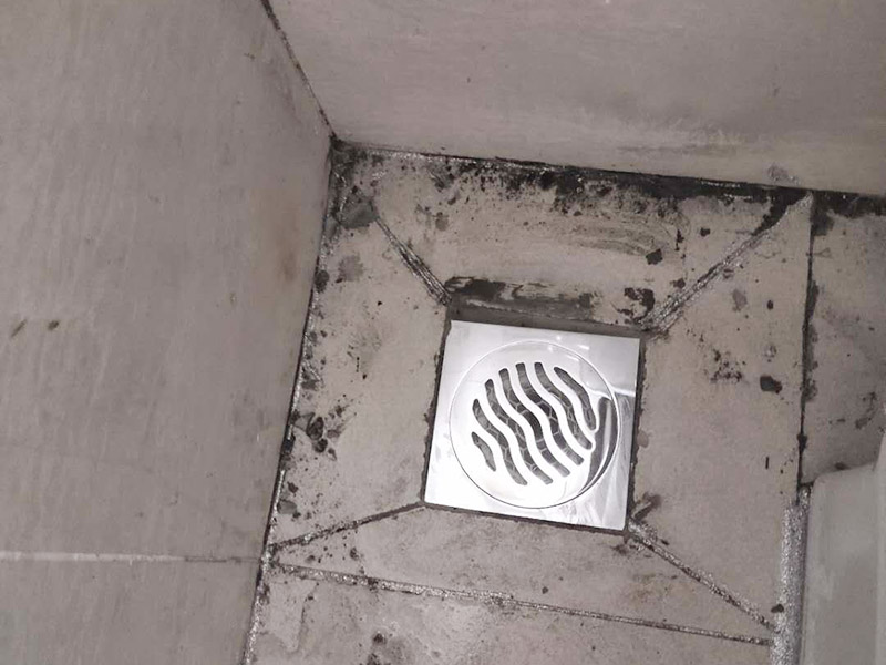 地漏更換安裝：拿起子和鉗子，把原來的地漏完全取出來，并清除周邊的水泥，清理沙粒、水泥等雜物。清除干凈后，用紙巾把水吸干凈，用抹布清理管道口，清理完成后取出抹布，放入地漏檢查地漏高低是否合適。清理干凈后，取適量的防滲水材料并和拌均勻，這里最好用防漏水的水泥，否則水有可能會滲入下一層。然后把和拌均勻的防漏水的水泥涂抹到凹槽及新地漏的周邊，等2分鐘，把地漏放入凹槽，注意平整，最后第1-2毫米。把蘸過水的過濾軸放入地漏底座，并適當(dāng)?shù)男D(zhuǎn)使過濾軸周邊的硅膠與底座充分結(jié)合，并放上過濾網(wǎng)，并打掃地漏周邊。更換完成。