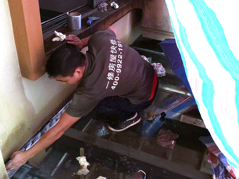 墻角局部防水施工：基面處理是基礎，基面處理是防水施工的關鍵，施工前須清理基面，以確保其堅固、平整、干凈，無灰塵、油膩、蠟、脫模劑等以及其它碎屑物質，如有孔隙、裂縫等缺陷的，須預先用水泥砂漿修補抹平，陰陽角處應抹成圓弧形。涂刷方法要注意，涂刷時力度均勻，注意不要漏刷;前后兩遍涂刷時保持垂直相交的角度，以充分覆蓋到位;單次涂刷不宜過厚，特別是管口和轉角處，不能超過1mm，防止干固后產生裂縫。