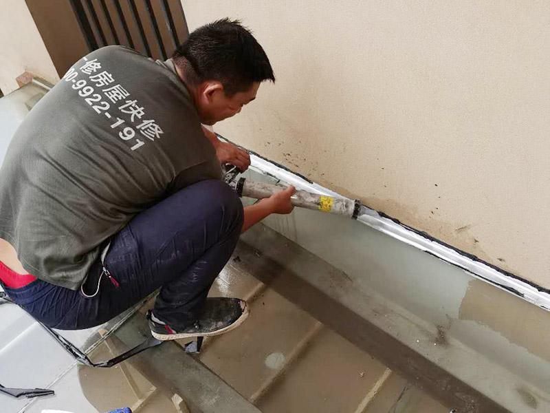 屋頂防水打膠案例：不少建筑新建成就滲漏，老建筑的滲漏現(xiàn)象更嚴(yán)重。第一步：把玻璃的邊清理干凈。把玻璃固定到位。在玻璃邊緣3mm處貼美文紙。第二步：用結(jié)構(gòu)膠往縫里填到60％。第三步：用和縫大小的泡抹棒往里壓填充，把膠往玻璃與型材的縫里擠。第四步：填充耐候密封膠，用刮刀來回30度角度刮2遍。缺膠的補(bǔ)上。30分內(nèi)把紙揭掉。