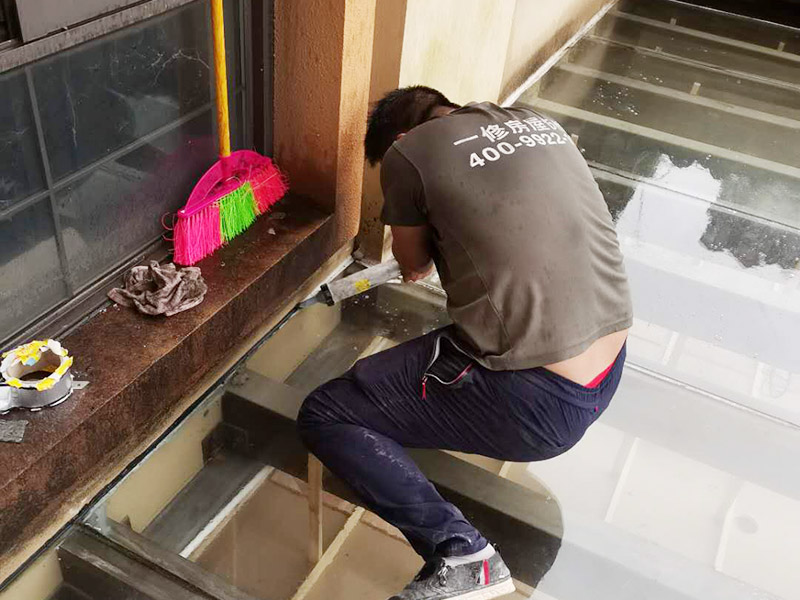 屋頂防水打膠案例：不少建筑新建成就滲漏，老建筑的滲漏現(xiàn)象更嚴(yán)重。第一步：把玻璃的邊清理干凈。把玻璃固定到位。在玻璃邊緣3mm處貼美文紙。第二步：用結(jié)構(gòu)膠往縫里填到60％。第三步：用和縫大小的泡抹棒往里壓填充，把膠往玻璃與型材的縫里擠。第四步：填充耐候密封膠，用刮刀來回30度角度刮2遍。缺膠的補(bǔ)上。30分內(nèi)把紙揭掉。