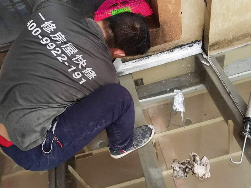 屋頂防水打膠案例：不少建筑新建成就滲漏，老建筑的滲漏現(xiàn)象更嚴(yán)重。第一步：把玻璃的邊清理干凈。把玻璃固定到位。在玻璃邊緣3mm處貼美文紙。第二步：用結(jié)構(gòu)膠往縫里填到60％。第三步：用和縫大小的泡抹棒往里壓填充，把膠往玻璃與型材的縫里擠。第四步：填充耐候密封膠，用刮刀來回30度角度刮2遍。缺膠的補(bǔ)上。30分內(nèi)把紙揭掉。