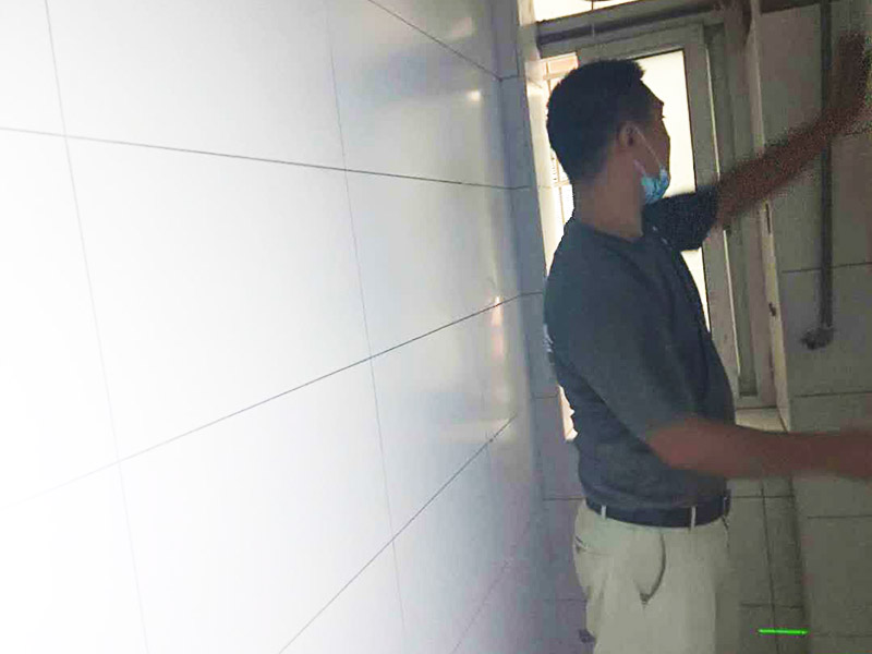 衛(wèi)生間局部改造:衛(wèi)生間的排水管道盡量不要做大的改動(dòng)，換掉出現(xiàn)問(wèn)題的管道，水壓不夠的老房子，可以加增壓泵，泵的大小根據(jù)水壓的大小而定。電路的改造一般是衛(wèi)生間翻新的重頭戲，多年以前的線路最好全部換新，需要的更多插座位置要做好預(yù)留，比如智能馬桶。線路盡可能的掩藏，不能掩藏的用防水性好的絕緣管道包起來(lái)。 新電器的安裝也要選擇防水性較好的產(chǎn)品，如衛(wèi)生間的電源開(kāi)關(guān)、插座等。衛(wèi)生間的吊頂幾乎需要全部重新做安排。最好采用鋁扣板的吊頂，不要選擇PVC的吊頂材料，容易使水蒸氣凝結(jié)下滴。坐便器最好不要改動(dòng)位置，整棟樓的坐便器都在同一個(gè)下水道。改動(dòng)不當(dāng)，即便抬高坐便器的位置，仍有可能導(dǎo)致通水不暢。小移位用移位器。