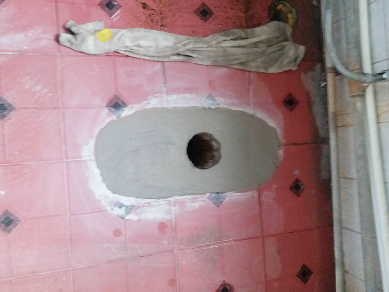 馬桶角閥重新安裝：在安裝馬桶前應(yīng)先對(duì)排污管道進(jìn)行全面檢查，看管道內(nèi)是否有泥砂、廢紙等雜物堵塞，同時(shí)檢查馬桶安裝位的地面前后左右是否水平，如發(fā)現(xiàn)地面不平，在安裝時(shí)應(yīng)將地面找平。翻轉(zhuǎn)馬桶，在馬桶排污口上確定中心，并劃出十字中心線，中心線應(yīng)延伸到馬桶底部四周腳邊。將馬桶上的與地面排污口的十字線對(duì)準(zhǔn)，保持水平安裝馬桶，并用力壓緊密封圈，安裝上地腳螺絲及裝飾帽。在馬桶排污口上安裝好專用密封圈，或在四周打上一圈玻璃膠（油灰）或水泥砂漿，放水3-5分鐘沖洗管道，以保證自來水管的清潔；再安裝角閥和連接軟管，然后將軟管與安裝的水箱配件進(jìn)水閥連接并按通水源。