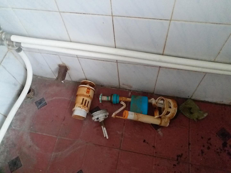 馬桶角閥重新安裝：在安裝馬桶前應(yīng)先對(duì)排污管道進(jìn)行全面檢查，看管道內(nèi)是否有泥砂、廢紙等雜物堵塞，同時(shí)檢查馬桶安裝位的地面前后左右是否水平，如發(fā)現(xiàn)地面不平，在安裝時(shí)應(yīng)將地面找平。翻轉(zhuǎn)馬桶，在馬桶排污口上確定中心，并劃出十字中心線，中心線應(yīng)延伸到馬桶底部四周腳邊。將馬桶上的與地面排污口的十字線對(duì)準(zhǔn)，保持水平安裝馬桶，并用力壓緊密封圈，安裝上地腳螺絲及裝飾帽。在馬桶排污口上安裝好專用密封圈，或在四周打上一圈玻璃膠（油灰）或水泥砂漿，放水3-5分鐘沖洗管道，以保證自來水管的清潔；再安裝角閥和連接軟管，然后將軟管與安裝的水箱配件進(jìn)水閥連接并按通水源。