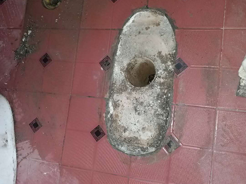 馬桶角閥重新安裝：在安裝馬桶前應(yīng)先對(duì)排污管道進(jìn)行全面檢查，看管道內(nèi)是否有泥砂、廢紙等雜物堵塞，同時(shí)檢查馬桶安裝位的地面前后左右是否水平，如發(fā)現(xiàn)地面不平，在安裝時(shí)應(yīng)將地面找平。翻轉(zhuǎn)馬桶，在馬桶排污口上確定中心，并劃出十字中心線，中心線應(yīng)延伸到馬桶底部四周腳邊。將馬桶上的與地面排污口的十字線對(duì)準(zhǔn)，保持水平安裝馬桶，并用力壓緊密封圈，安裝上地腳螺絲及裝飾帽。在馬桶排污口上安裝好專用密封圈，或在四周打上一圈玻璃膠（油灰）或水泥砂漿，放水3-5分鐘沖洗管道，以保證自來水管的清潔；再安裝角閥和連接軟管，然后將軟管與安裝的水箱配件進(jìn)水閥連接并按通水源。