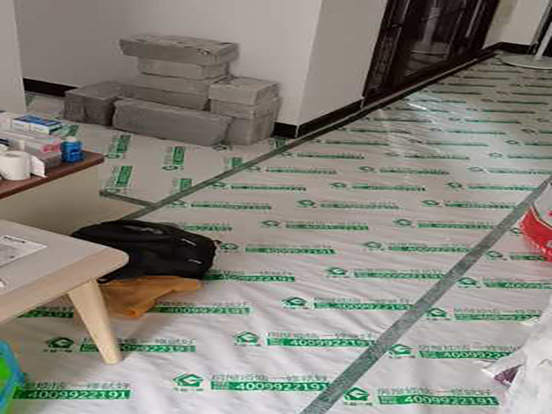 地面成品保護：滿鋪成品瓦楞紙板，再用干凈彩條布滿鋪在普通石膏板上，在彩條布交接處及轉(zhuǎn)角處用膠帶固定，也可選用木芯板或三夾板。材料選用視上人、車情況而定。 所有成品飾面板在安裝好后必須用PE保護膜覆蓋包起來，所有成品飾面板的陽角位必須用硬質(zhì)紙護角或泡沫棉進行保護性包裝，防止交被其他施工人員碰撞。 1、入戶門扇用公司統(tǒng)一的門貼進行全面包裹保護，用透明膠帶將保護膜粘貼牢固平整。 2、用標準保護膜將門框三面保護完整并固定牢固。 3、工程完工后拆除保護膜時如果有粘貼時的膠痕，應用酒精或?qū)Ｓ玫那逦蹌┣宄z。