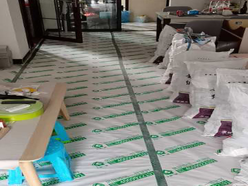 地面成品保護：滿鋪成品瓦楞紙板，再用干凈彩條布滿鋪在普通石膏板上，在彩條布交接處及轉(zhuǎn)角處用膠帶固定，也可選用木芯板或三夾板。材料選用視上人、車情況而定。 所有成品飾面板在安裝好后必須用PE保護膜覆蓋包起來，所有成品飾面板的陽角位必須用硬質(zhì)紙護角或泡沫棉進行保護性包裝，防止交被其他施工人員碰撞。 1、入戶門扇用公司統(tǒng)一的門貼進行全面包裹保護，用透明膠帶將保護膜粘貼牢固平整。 2、用標準保護膜將門框三面保護完整并固定牢固。 3、工程完工后拆除保護膜時如果有粘貼時的膠痕，應用酒精或?qū)Ｓ玫那逦蹌┣宄z。