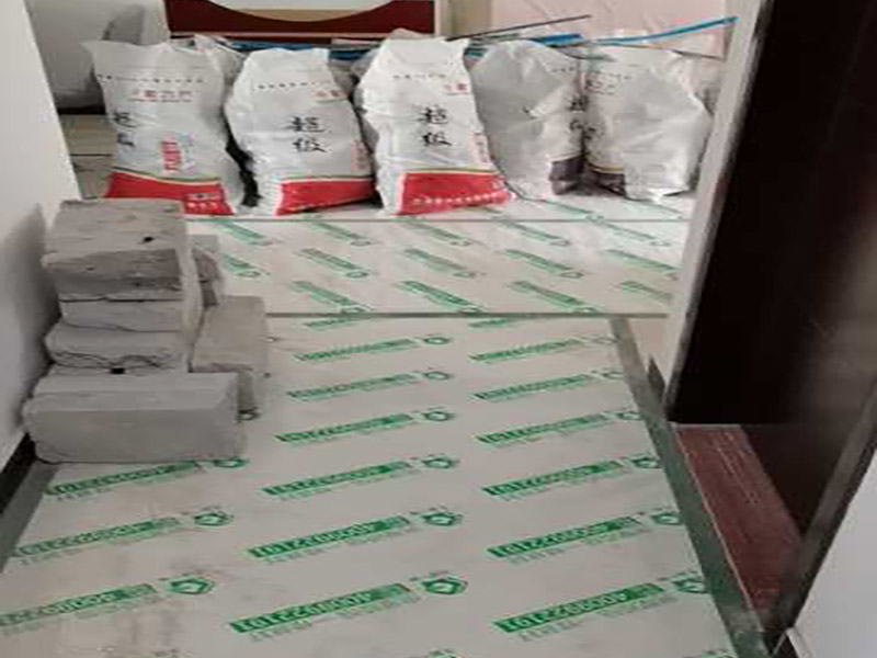 地面成品保護：滿鋪成品瓦楞紙板，再用干凈彩條布滿鋪在普通石膏板上，在彩條布交接處及轉(zhuǎn)角處用膠帶固定，也可選用木芯板或三夾板。材料選用視上人、車情況而定。 所有成品飾面板在安裝好后必須用PE保護膜覆蓋包起來，所有成品飾面板的陽角位必須用硬質(zhì)紙護角或泡沫棉進行保護性包裝，防止交被其他施工人員碰撞。 1、入戶門扇用公司統(tǒng)一的門貼進行全面包裹保護，用透明膠帶將保護膜粘貼牢固平整。 2、用標準保護膜將門框三面保護完整并固定牢固。 3、工程完工后拆除保護膜時如果有粘貼時的膠痕，應用酒精或?qū)Ｓ玫那逦蹌┣宄z。
