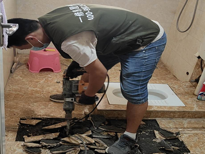 衛(wèi)生間地磚拆除：首先，拆除瓷磚時(shí)要用電，而電是從客廳臨時(shí)拉的，為了避免在施工過程中發(fā)生觸電的現(xiàn)象，將電拉進(jìn)衛(wèi)生間內(nèi)。其次，舊房改造拆除瓷磚時(shí)可以用沖擊電鉆，這種工具方便快捷，可自由更換。但在使用前應(yīng)檢查其是否靈活，可以通過空轉(zhuǎn)一分鐘的方法進(jìn)行檢驗(yàn)。用完之后及時(shí)進(jìn)行清理。用具的拆除，可以提前將其拆除，也可以在拆磚的過程中同時(shí)進(jìn)行。但并不是所有的用具都可以提前拆除，馬桶必須在瓷磚拆除之后才可以拆掉，要不然掉落的瓷磚會(huì)砸壞馬桶。用具拆除后，應(yīng)將露出的電線接口用絕緣的東西綁住。