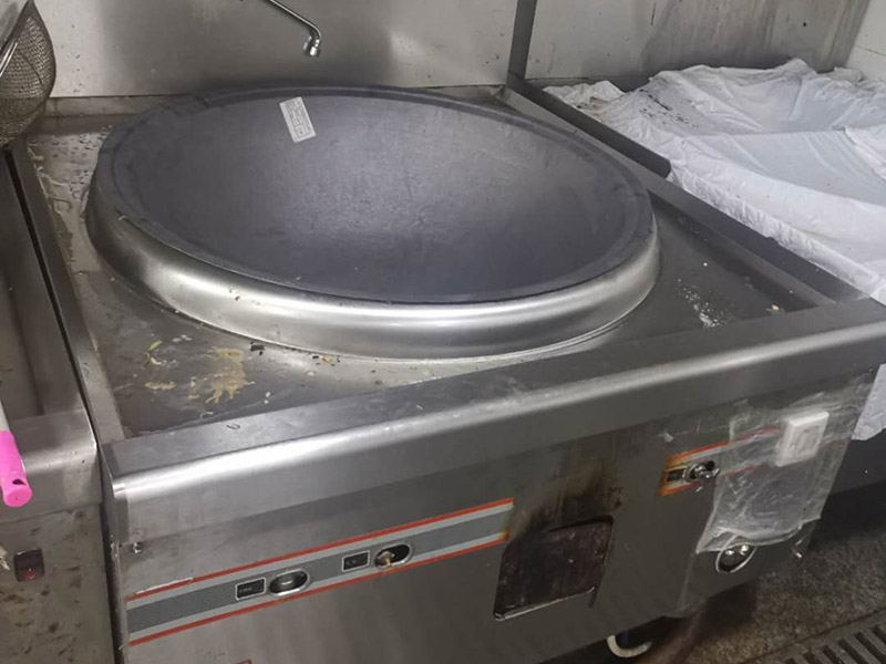 廚房灶具翻新：燃?xì)庠畹氖褂闷谙奘?年?？筛鶕?jù)產(chǎn)品出廠(chǎng)日期來(lái)進(jìn)行判斷。半數(shù)以上家庭的灶具，都是&ldquo;超齡服役&rdquo;，如果家中燃?xì)庠蠲黠@已經(jīng)老化，或者沒(méi)有熄火保護(hù)裝置，最好利用天然氣置換的機(jī)會(huì)，重新購(gòu)置新灶具。燃?xì)獗P(pán)不僅可以取下，而且灶具面板造型簡(jiǎn)單，沒(méi)有花俏的凸凹。誰(shuí)做飯能保證不迸濺油漬和雜物？如果燃?xì)獗P(pán)取不下來(lái)，如果灶具面板凸凹起伏，那可怎么清理？所以當(dāng)燃?xì)獗P(pán)取下后，就相當(dāng)容易打理了。