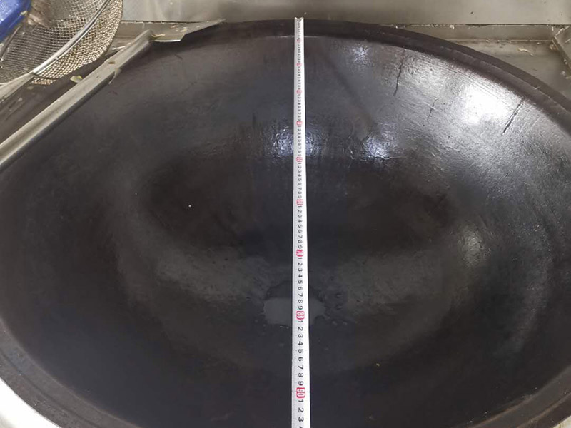 廚房灶具翻新：燃?xì)庠畹氖褂闷谙奘?年?？筛鶕?jù)產(chǎn)品出廠(chǎng)日期來(lái)進(jìn)行判斷。半數(shù)以上家庭的灶具，都是&ldquo;超齡服役&rdquo;，如果家中燃?xì)庠蠲黠@已經(jīng)老化，或者沒(méi)有熄火保護(hù)裝置，最好利用天然氣置換的機(jī)會(huì)，重新購(gòu)置新灶具。燃?xì)獗P(pán)不僅可以取下，而且灶具面板造型簡(jiǎn)單，沒(méi)有花俏的凸凹。誰(shuí)做飯能保證不迸濺油漬和雜物？如果燃?xì)獗P(pán)取不下來(lái)，如果灶具面板凸凹起伏，那可怎么清理？所以當(dāng)燃?xì)獗P(pán)取下后，就相當(dāng)容易打理了。