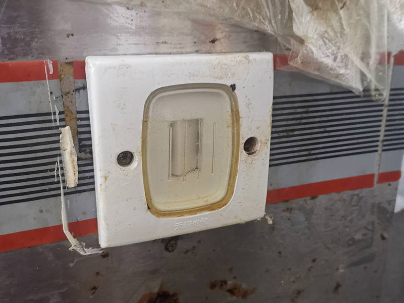 廚房灶具翻新：燃?xì)庠畹氖褂闷谙奘?年?？筛鶕?jù)產(chǎn)品出廠(chǎng)日期來(lái)進(jìn)行判斷。半數(shù)以上家庭的灶具，都是&ldquo;超齡服役&rdquo;，如果家中燃?xì)庠蠲黠@已經(jīng)老化，或者沒(méi)有熄火保護(hù)裝置，最好利用天然氣置換的機(jī)會(huì)，重新購(gòu)置新灶具。燃?xì)獗P(pán)不僅可以取下，而且灶具面板造型簡(jiǎn)單，沒(méi)有花俏的凸凹。誰(shuí)做飯能保證不迸濺油漬和雜物？如果燃?xì)獗P(pán)取不下來(lái)，如果灶具面板凸凹起伏，那可怎么清理？所以當(dāng)燃?xì)獗P(pán)取下后，就相當(dāng)容易打理了。