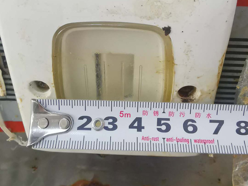 廚房灶具翻新：燃?xì)庠畹氖褂闷谙奘?年?？筛鶕?jù)產(chǎn)品出廠(chǎng)日期來(lái)進(jìn)行判斷。半數(shù)以上家庭的灶具，都是&ldquo;超齡服役&rdquo;，如果家中燃?xì)庠蠲黠@已經(jīng)老化，或者沒(méi)有熄火保護(hù)裝置，最好利用天然氣置換的機(jī)會(huì)，重新購(gòu)置新灶具。燃?xì)獗P(pán)不僅可以取下，而且灶具面板造型簡(jiǎn)單，沒(méi)有花俏的凸凹。誰(shuí)做飯能保證不迸濺油漬和雜物？如果燃?xì)獗P(pán)取不下來(lái)，如果灶具面板凸凹起伏，那可怎么清理？所以當(dāng)燃?xì)獗P(pán)取下后，就相當(dāng)容易打理了。