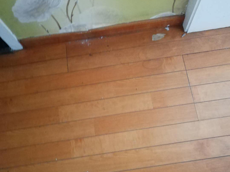 地板局部維修翻新：起下需替換的地板。用一字螺絲刀即將替換的地板短邊處鑿出一個1厘米長的縫隙,再用曲線鋸將需替換的地板表面鋸成十字形的鋸縫;然后將分紅四小片的地板取出。 整理膠水。用鋼鋸條整理原接口殘留的膠水,并確保整理好的榫槽便于裝置,假如整理不完全,接縫會不平或不嚴(yán)。能夠用有新榫頭小片地板在接口上來回滑動,找出殘留膠跡并鏟除,使修正后的地板漂亮。